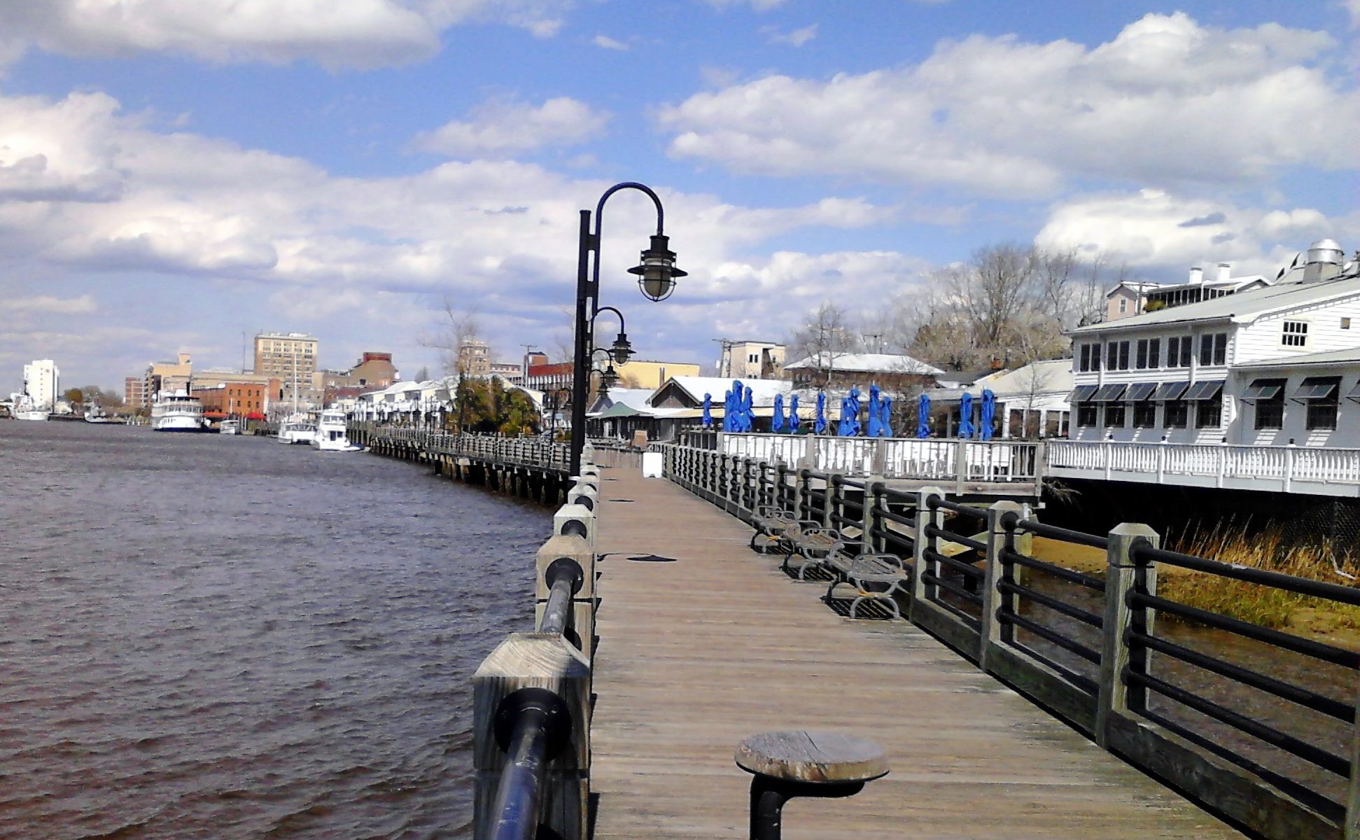 Wilmington_Riverwalk_and_downtown